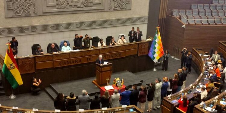 Bíblia e crucifixo voltam à Câmara da Bolívia após 16 anos