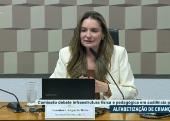 Vídeo: Alfabetização na idade certa precisa de cooperação de governos, aponta debate