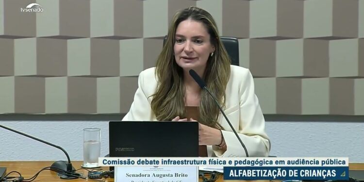 Vídeo: Alfabetização na idade certa precisa de cooperação de governos, aponta debate