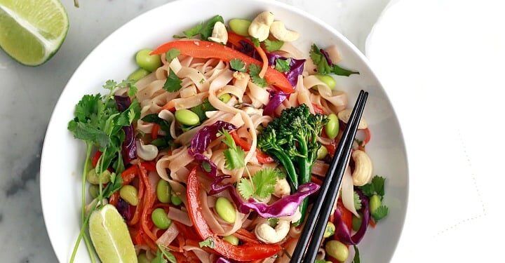 Aprenda a preparar Pad Thai; uma receita tailandesa cheia de sabor