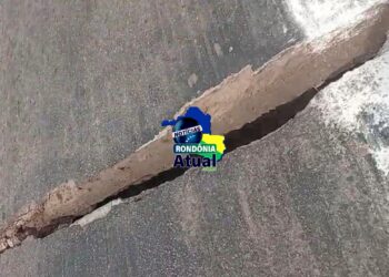 “VAI ENGOLIR OS VEÍCULOS”: MOTORISTAS ALERTAM SOBRE ABERTURA NA DIVISÃO DA PONTE DO ANEL VIÁRIO DE JI-PARANÁ