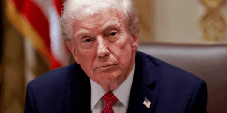 Trump celebra demissão de chefes da BBC que teriam adulterado seu discurso de 6/1