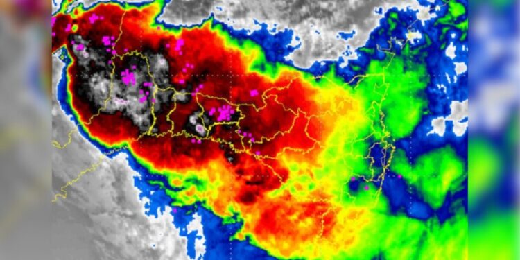 Imagens de satélite mostram ciclone extratropical “engolindo” SC