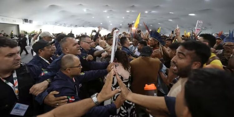 COP30: manifestantes tentam invadir área da ONU e espaço é isolado após tumulto