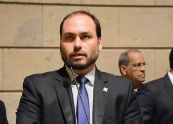 Carlos Bolsonaro confirma pré-candidatura ao Senado por SC e se emociona: “Difícil”