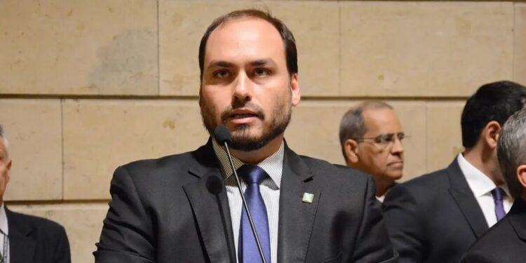 Carlos Bolsonaro confirma pré-candidatura ao Senado por SC e se emociona: “Difícil”