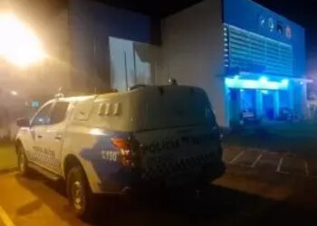Polícia Detém adultos por compartilhar drogas com adolescentes em praça de Vilhena