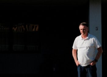 Bolsonaro violou tornozeleira eletrônica e vigília poderia englobar plano de fuga, diz Moraes