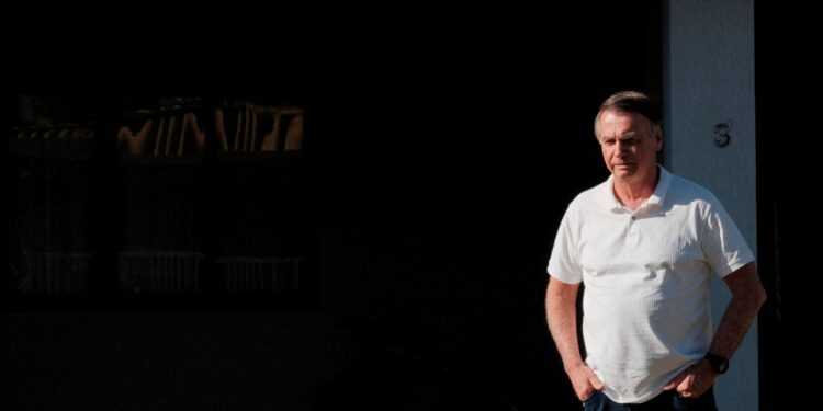 Bolsonaro violou tornozeleira eletrônica e vigília poderia englobar plano de fuga, diz Moraes