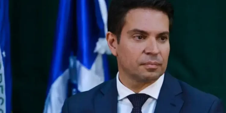 Moraes decreta prisão de Alexandre Ramagem após saída clandestina do Brasil