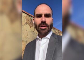 Eduardo Bolsonaro se manifesta sobre prisão do pai e diz que Moraes “ultrapassou limites”