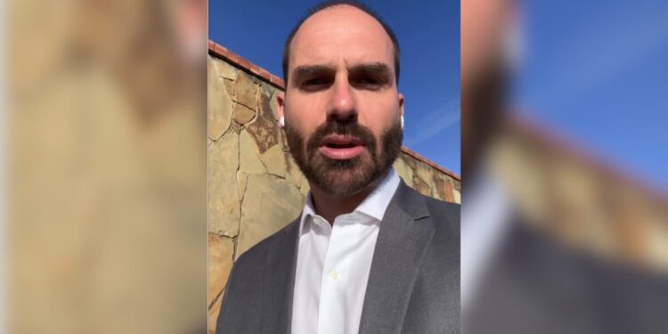 Eduardo Bolsonaro se manifesta sobre prisão do pai e diz que Moraes “ultrapassou limites”