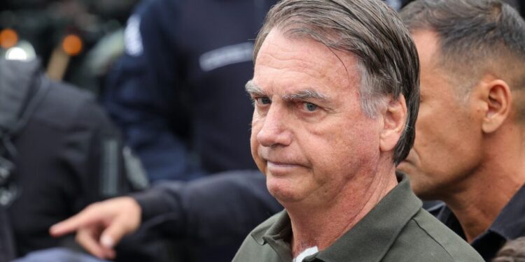 Bolsonaro tem médicos de plantão em tempo integral na prisão, diz PF