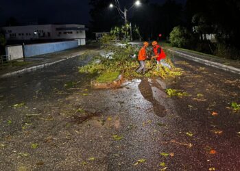 Microexplosão, granizo e ventos de 90 km/h causam estragos, e SC segue em alerta
