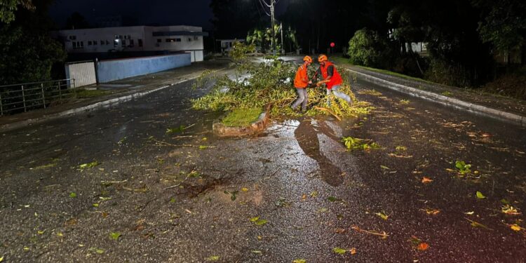 Microexplosão, granizo e ventos de 90 km/h causam estragos, e SC segue em alerta