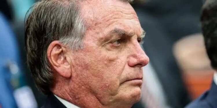 Bolsonaro culpa “surto” com medicamentos em violação de tornozeleira e nega tentativa de fuga