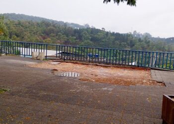 Banca que virou abrigo de usuários de drogas é retirada do centro de Cotia