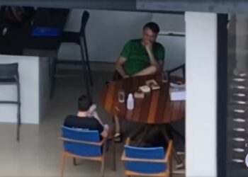 Moraes pede que defesa de Bolsonaro explique uso de celular em visita de Nikolas Ferreira