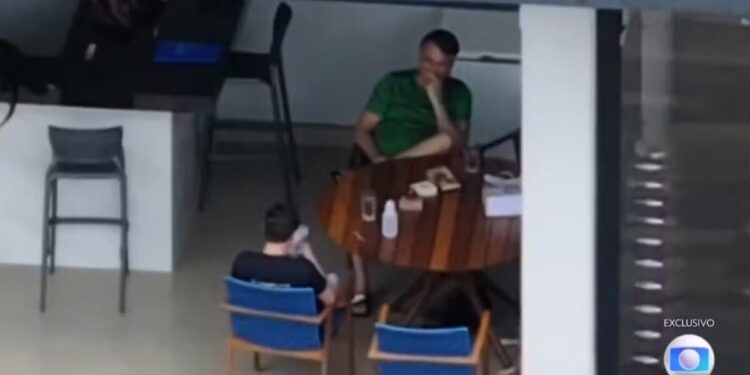 Moraes pede que defesa de Bolsonaro explique uso de celular em visita de Nikolas Ferreira