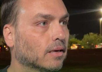 Carlos se manifesta sobre “sucessão presidencial” após prisão de Bolsonaro