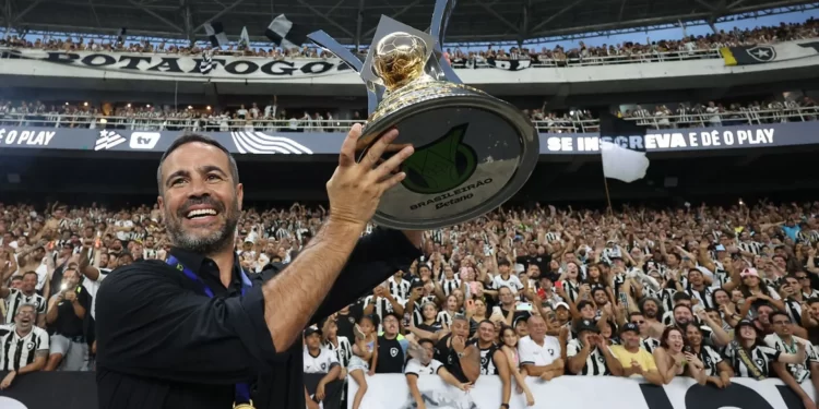 Artur Jorge e Luís Castro são oferecidos ao Grêmio, que ainda não decidiu futuro de Mano