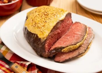 Picanha na brasa com crosta de queijo gouda e parmesão