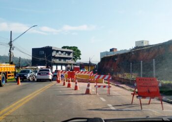 Tem nova interdição parcial em avenida de Cotia