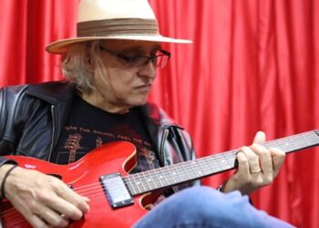 “mares-invisiveis”:-cazandeh-transforma-memorias-em-emocoes-compartilhadas-no-novo-ep