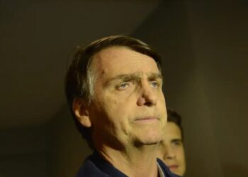 Carlos Bolsonaro lista doenças do pai depois de PGR defender domiciliar para Augusto Heleno