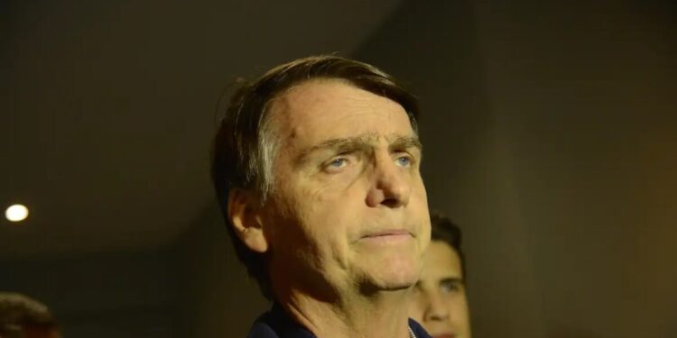 Carlos Bolsonaro lista doenças do pai depois de PGR defender domiciliar para Augusto Heleno