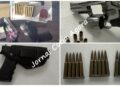 Casal é detido com vários simulacros de arma de fogo e munições em Cotia