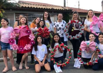 colegio-ipe-transforma-o-bairro-com-guirlandas-natalinas-feitas-por-alunos