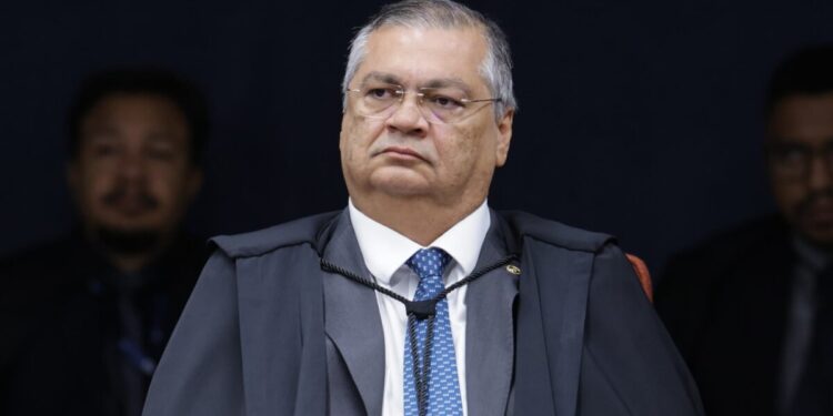 Ministro Flávio Dino proíbe repasse de emendas para Eduardo Bolsonaro e Ramagem