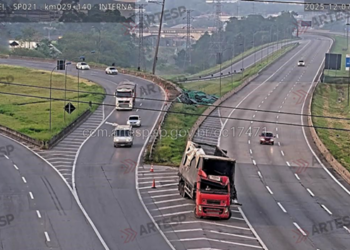 carreta-carregada-de-pallets-tomba-em-alca-de-acesso-do-rodoanel
