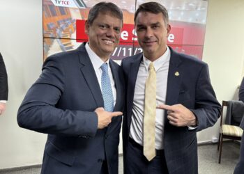 Tarcísio de Freitas reafirma lealdade a Bolsonaro e diz que apoiará Flávio em 2026