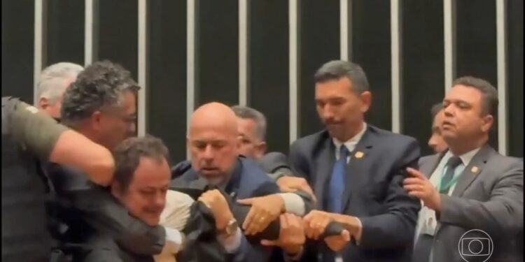 Câmara suspende mandato de Glauber Braga: como votaram deputados | G1