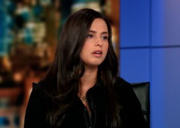 Brasileira ligada à porta-voz de Trump fala à CNN após prisão nos EUA