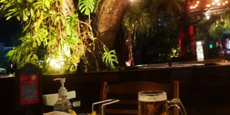 NO OLHO: Briga entre mulheres por mesa de restaurante acaba com enfermeira hospitalizada