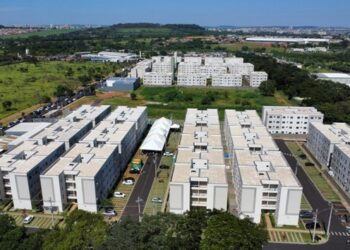 deputados-aprovam-permissao-para-trabalhador-descontar-valor-do-aluguel-direto-no-salario