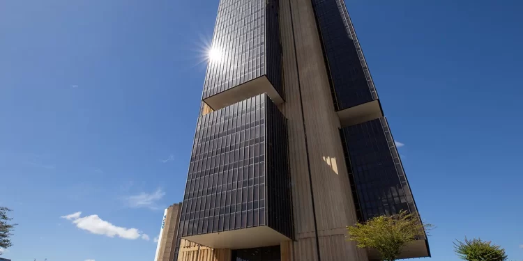 Selic: em tom duro, Copom cita risco fiscal e não descarta nova alta