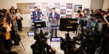 Após reunião, governos decidem iniciar processo para encerrar contrato com a Enel