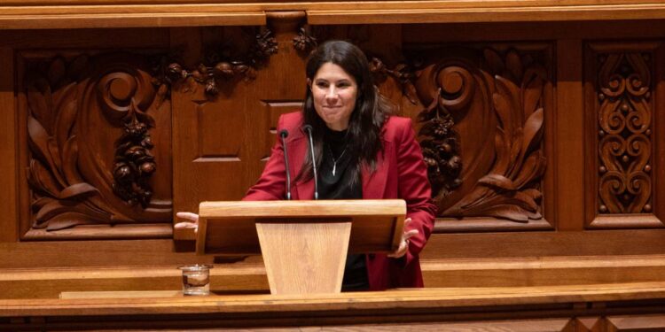 Do elogio à “qualidade técnica” aos desejos de “bom futuro na cultura rock”: Mariana Mortágua despediu-se do Parlamento