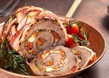 rocambole-de-carne,-bacon,-espinafre,-tomate-seco-e-queijo-branco