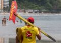 Bombeiros orientam banhistas sobre riscos e prevenção nas praias
