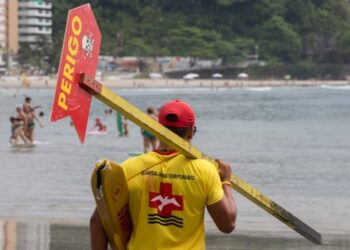 Bombeiros orientam banhistas sobre riscos e prevenção nas praias