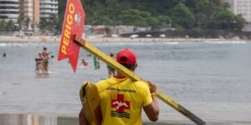 Bombeiros orientam banhistas sobre riscos e prevenção nas praias