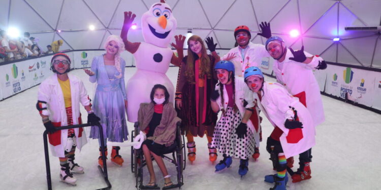 Pacientes crônicos do Hospital Infantil Cosme e Damião são levados para ver luzes natalinas no Parque da Cidade