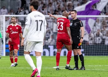 Brasileiro do Sevilla, da Espanha, sofre seis jogos de punição após discutir com o árbitro