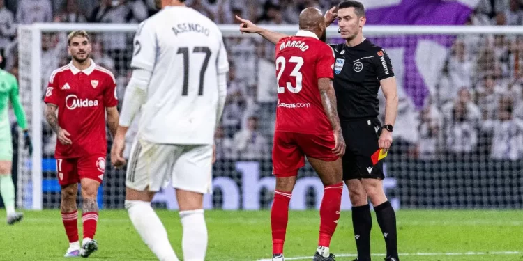 Brasileiro do Sevilla, da Espanha, sofre seis jogos de punição após discutir com o árbitro