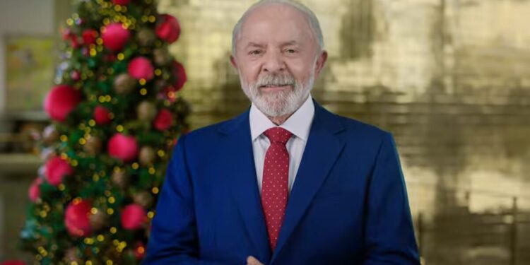 “Nossa soberania e democracia saíram vencedoras”, diz Lula em pronunciamento de Natal